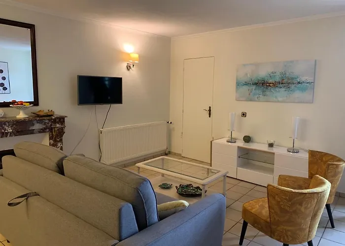 Du Chateau L'hubertiere Bouresse